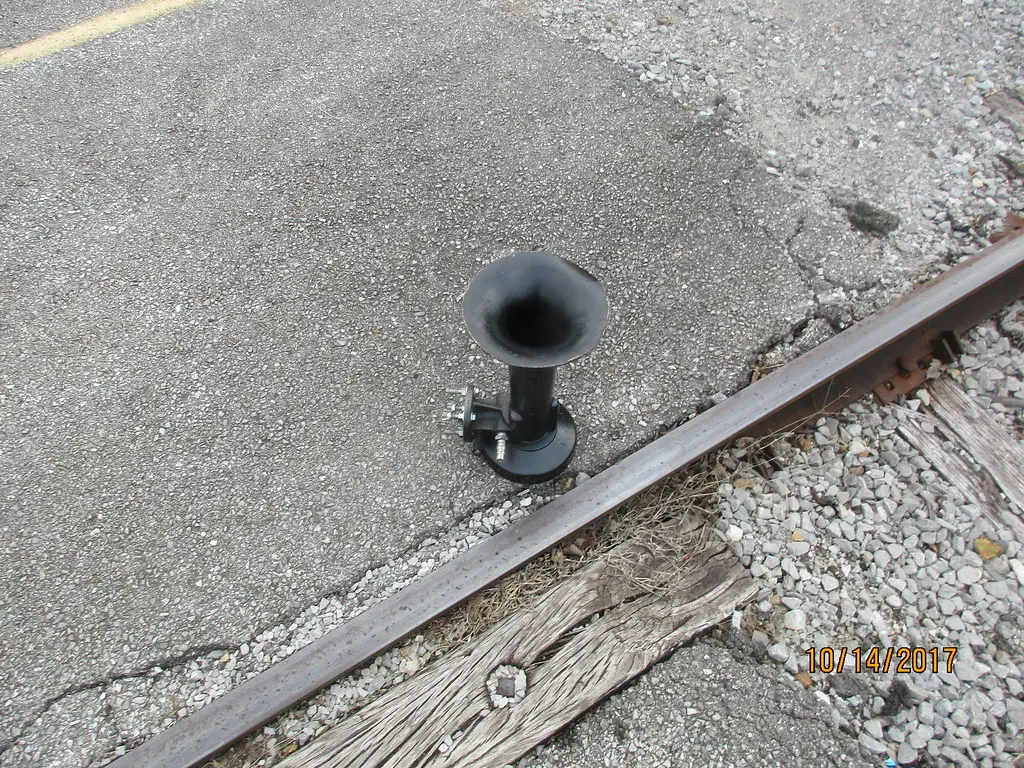 Chrome multi-trumpet air chime train horn cluster