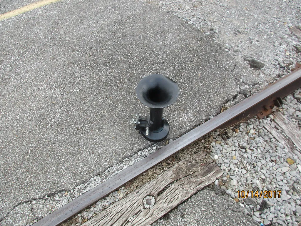 Chrome multi-trumpet air chime train horn cluster