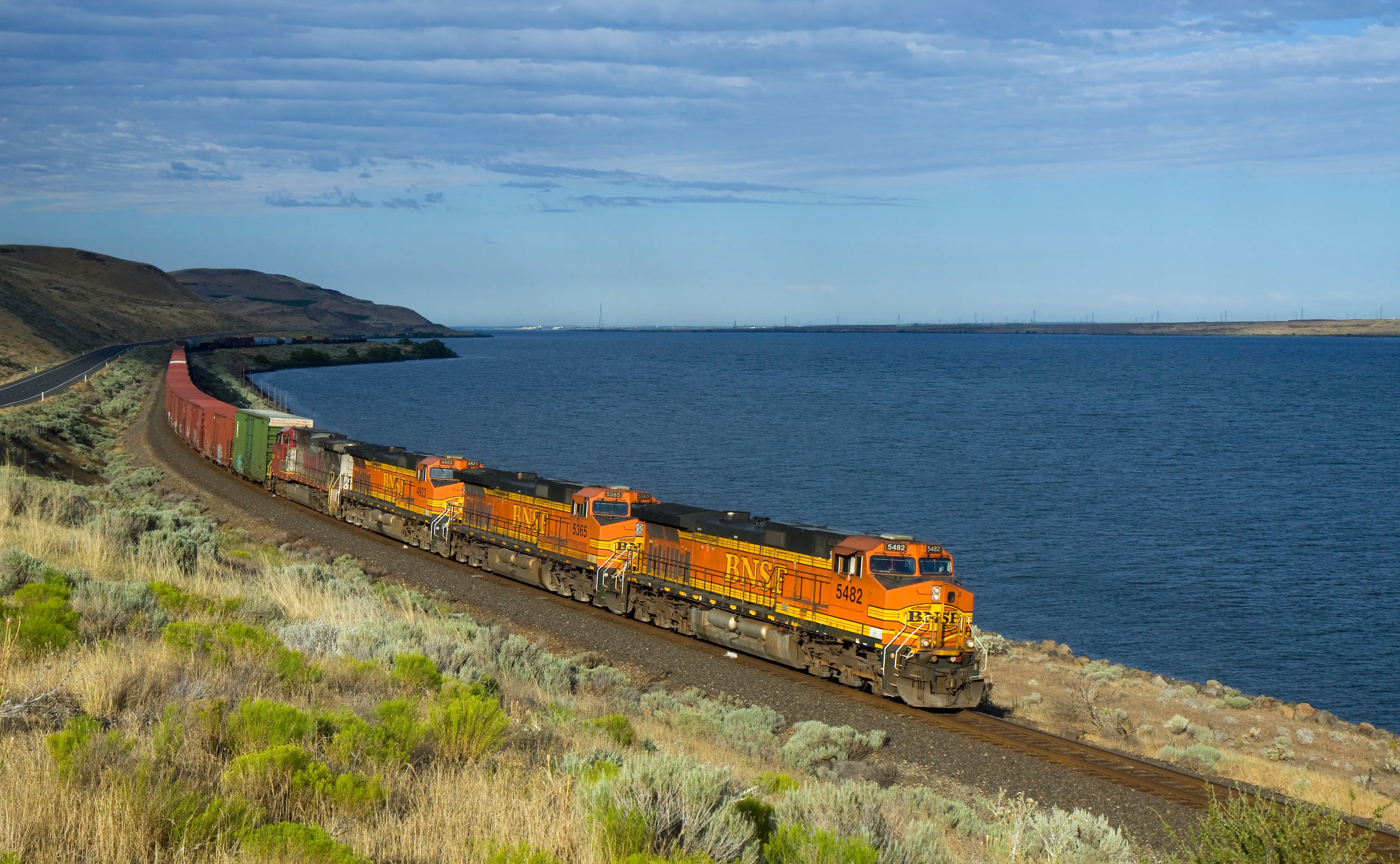 BNSF GE Dash-9 diesel freight locomotive front view, the kind of locomotive chord train horns emulate