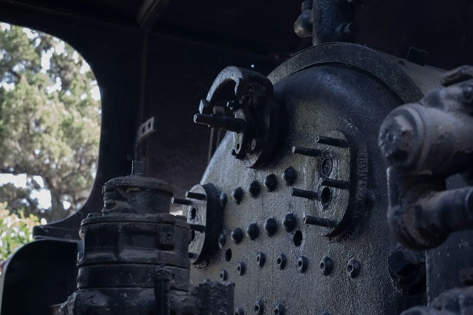 Locomotive front close-up — the K5LA chord-horn assembly on a US freight engine