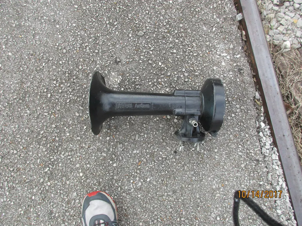Multi-trumpet air-powered train horn cluster
