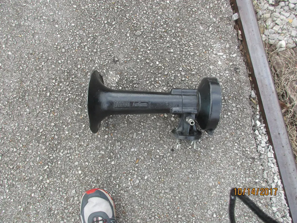 Multi-trumpet air-powered train horn cluster