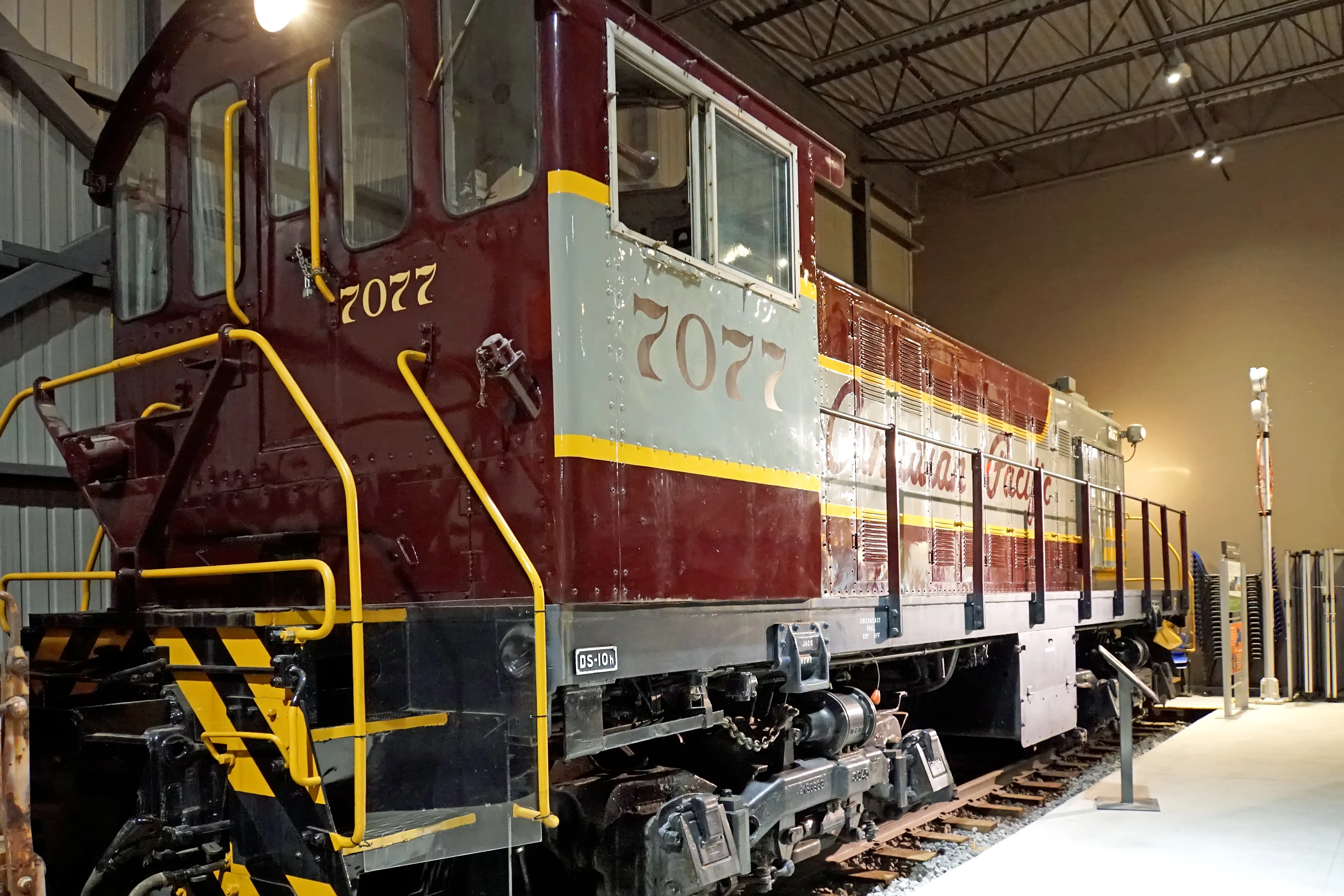 Diesel locomotive, the kind of mainline engine that carried Leslie Supertyfon air horns