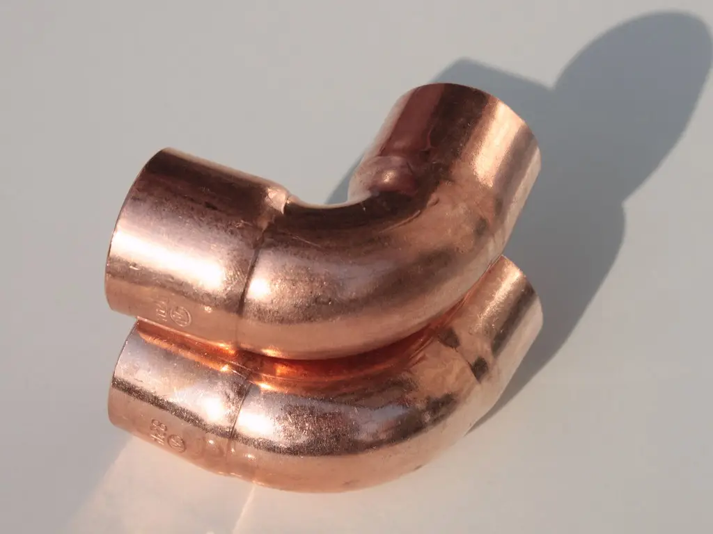 Copper 90-degree elbow pipe fitting with threaded connection