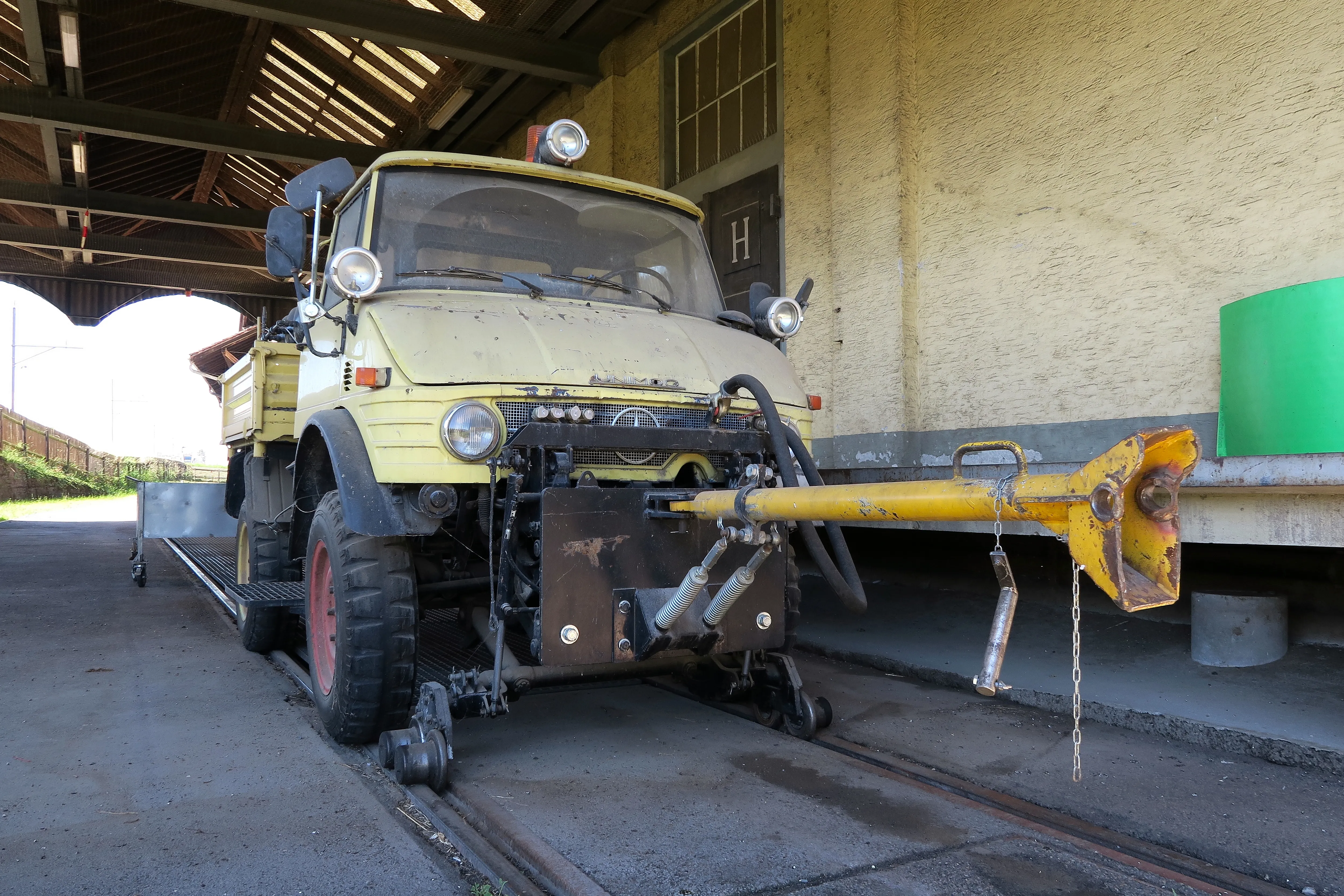 Road-rail shunting truck, representative of vehicles fitted with loud air horns