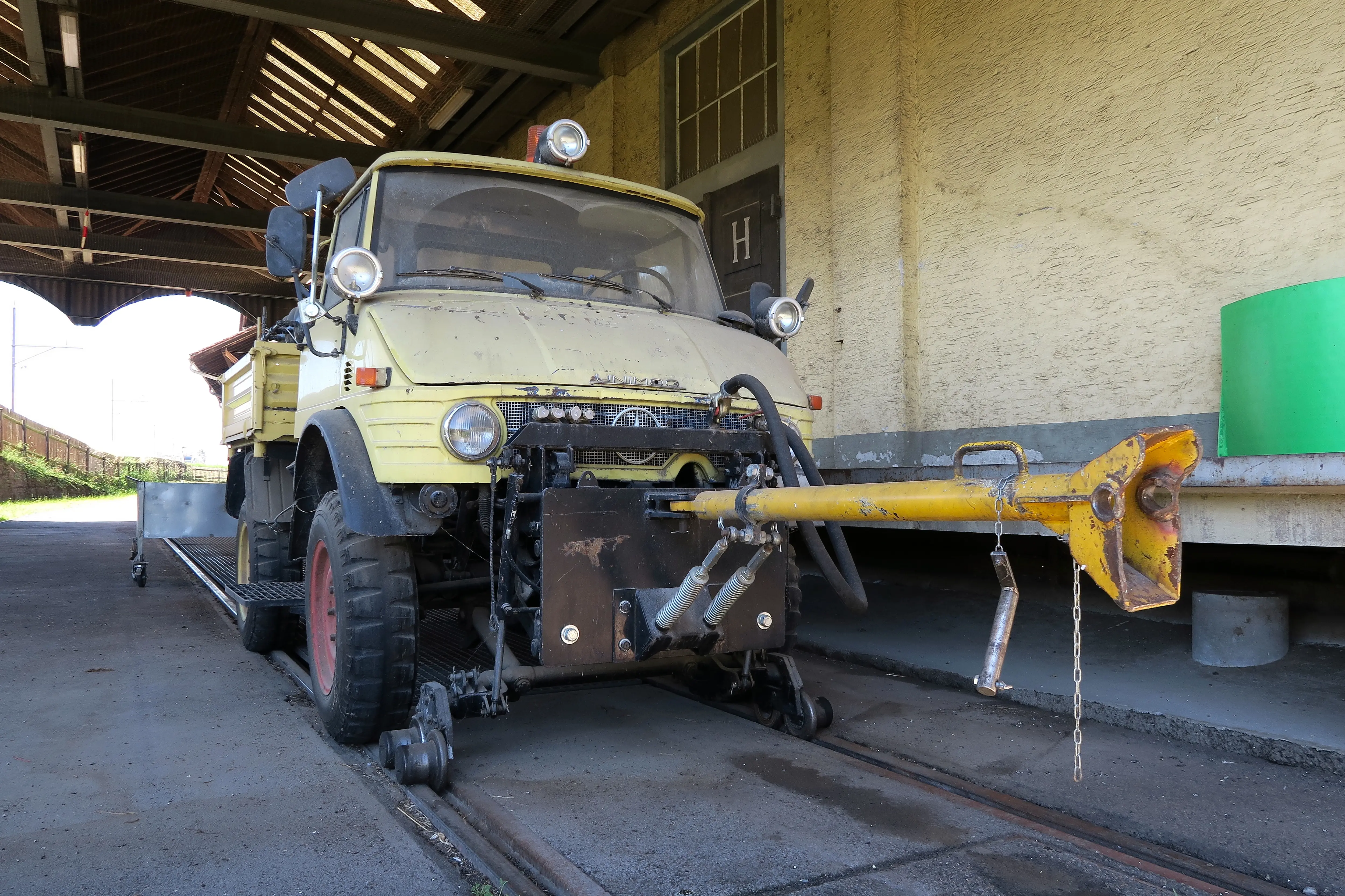 Road-rail shunting truck, representative of vehicles fitted with loud air horns